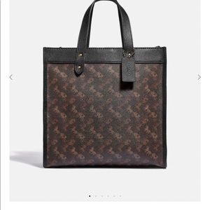 Coach field tote with horse and carriage